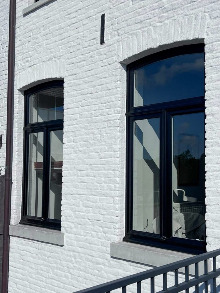 Witgeschilderde gevel met zwarte ramen, door CP Painting
