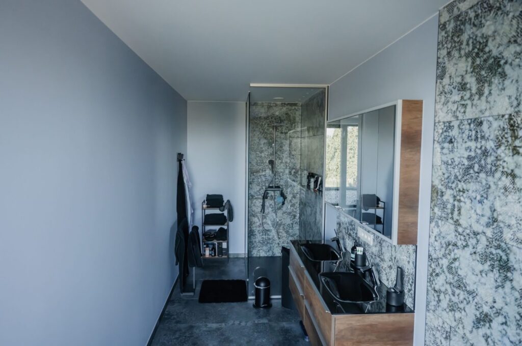 Modern interieur met karakter en contrast, Tongeren (foto 9)