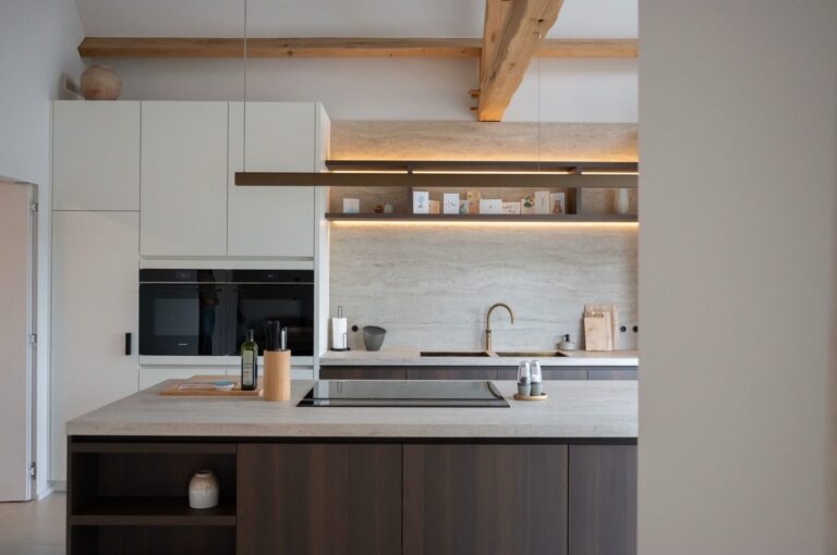 Nieuwbouwwoning in lichte tinten en natuurlijke materialen