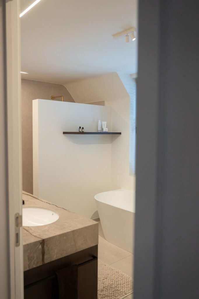 Nieuwbouwwoning in lichte tinten en natuurlijke materialen, Zutendaal (foto 10)