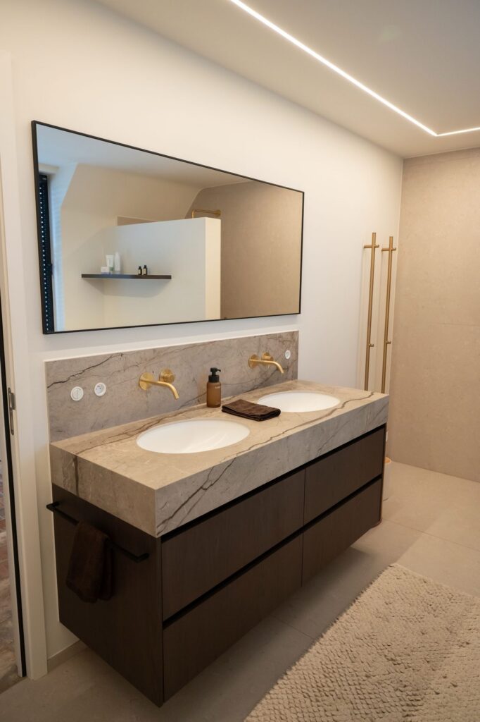 Nieuwbouwwoning in lichte tinten en natuurlijke materialen, Zutendaal (foto 11)
